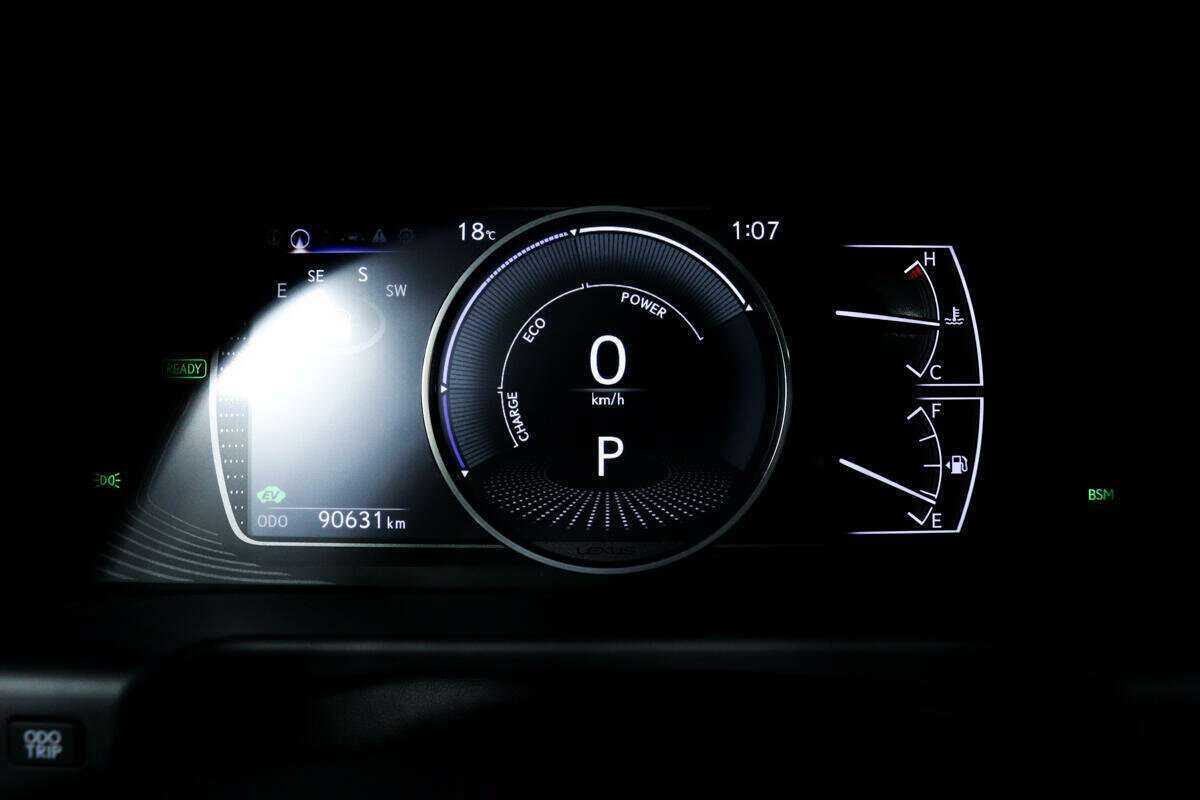 Купить Lexus ES 300h, 2018, 90 630 км, фото №10