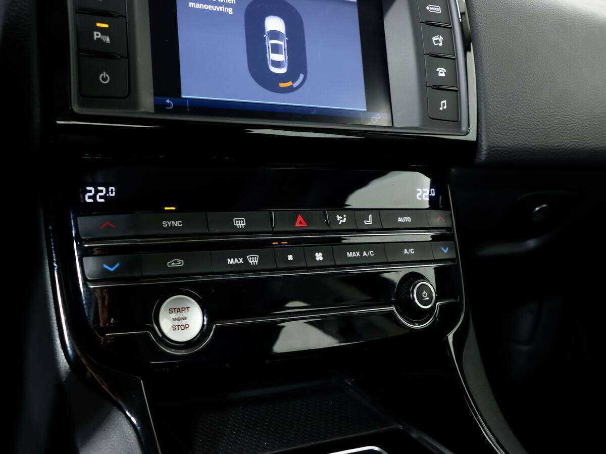 Купить Jaguar XE, 2017, 119 519 км, фото №18